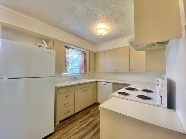 Building Photo - Move in special - second month's rent is free