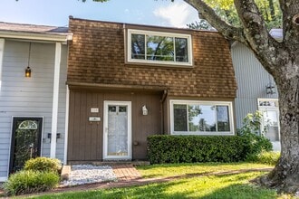 Building Photo - 110 Woodlake Dr