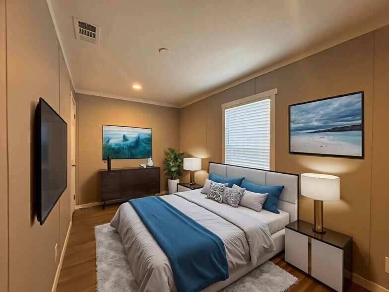 Building Photo - 116 E Semands St