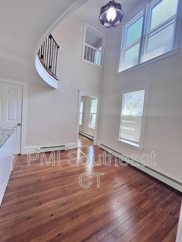 Building Photo - 32 Starr St