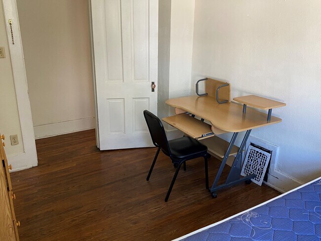 Building Photo - 604 W Elm St