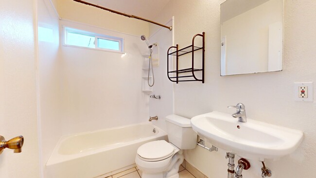 Building Photo - Spacious 2 Bedroom 1 Bathroom Available In...