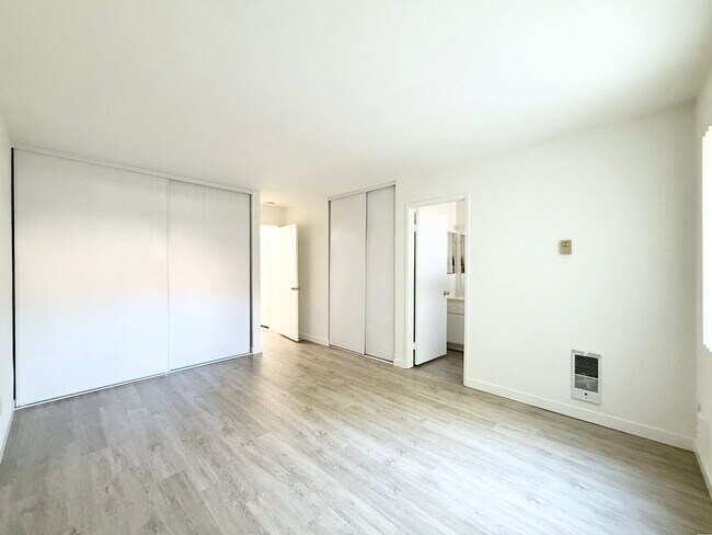 Building Photo - Large Lower Unit w/ Fenced Backyard!