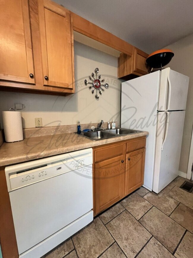 Building Photo - Furnished, Ranch Style Two Bedroom in the heart of Edgehill on Special!