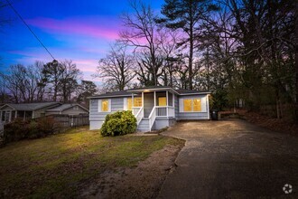 Building Photo - Beautifully Renovated 3 Bedroom 2 Bath Hom...