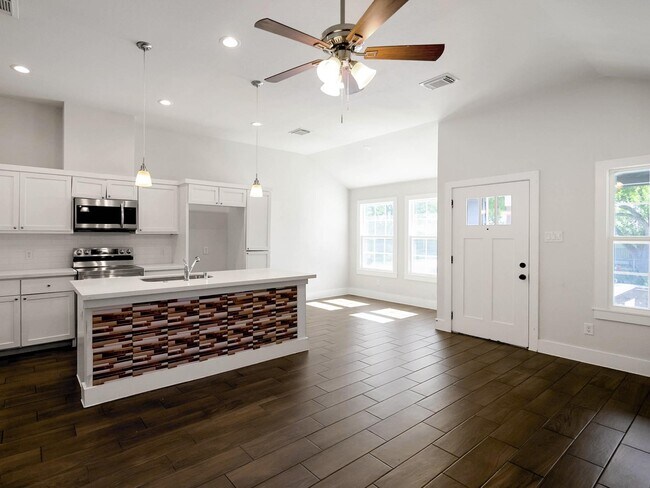 Building Photo - 5901 Woodview Dr