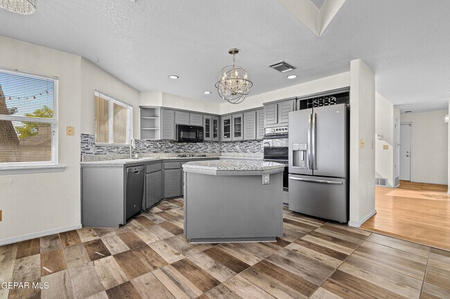 Building Photo - 624 Skydale Dr