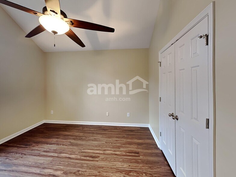 Building Photo - 1084 Pinehurst Dr