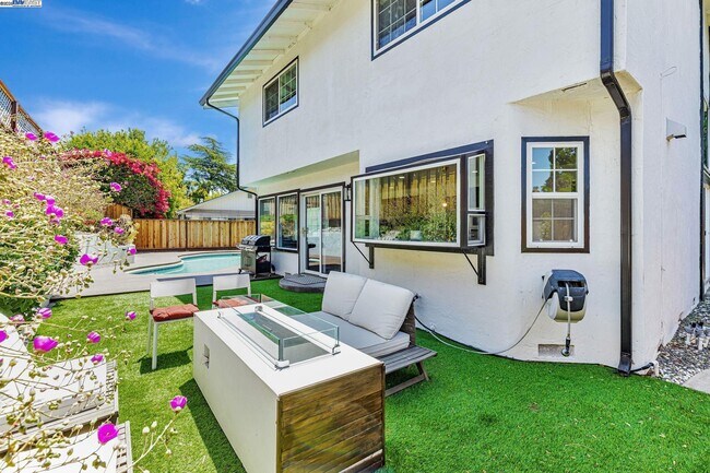 Building Photo - 1835 Cam Estrada