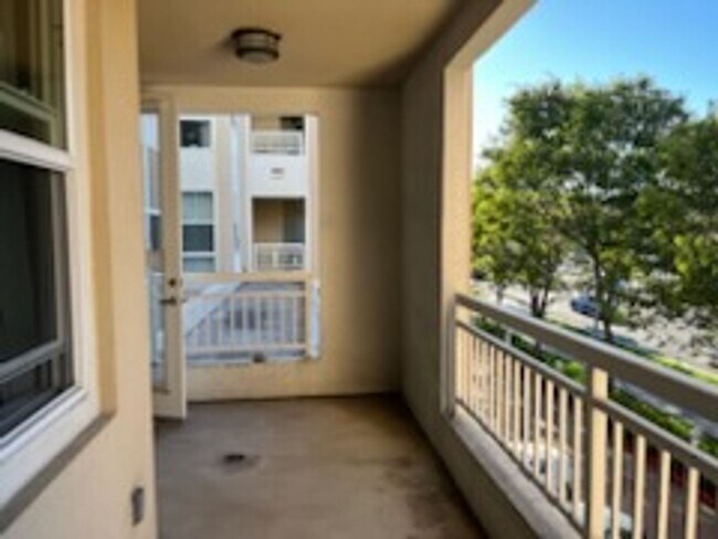 Building Photo - Epic REA - Great 1 BR/1 BA Condo w/Parking...