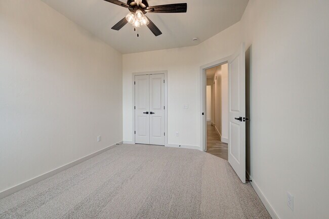 Building Photo - 2116 Josslyn Pl