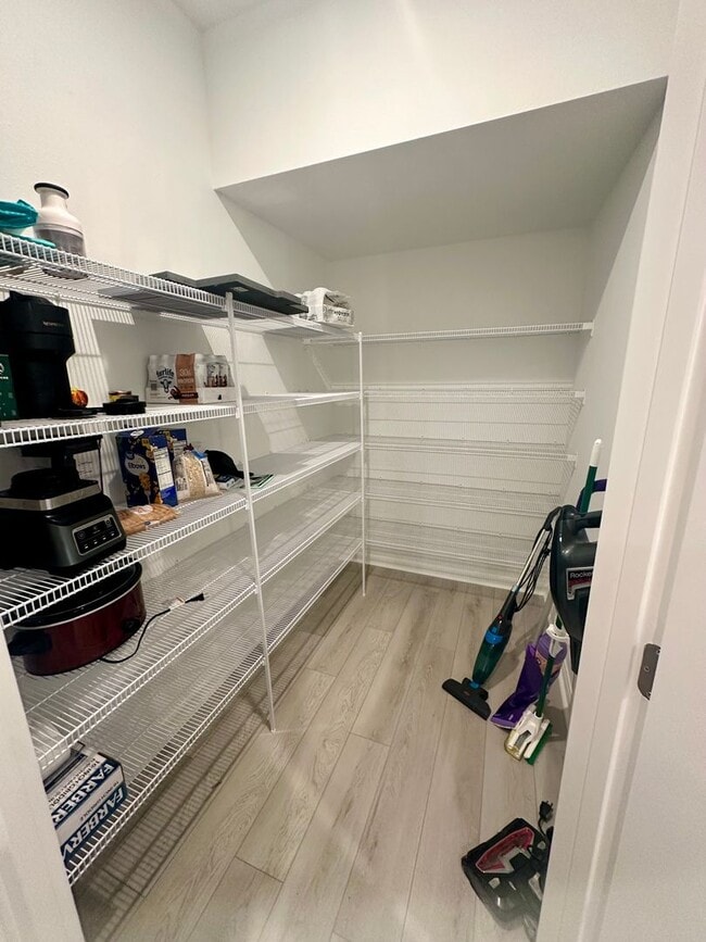 Building Photo - Looking for clean and responsible roommate