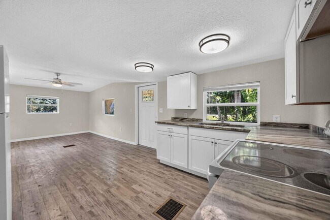 Building Photo - 6451 Spinner Dr