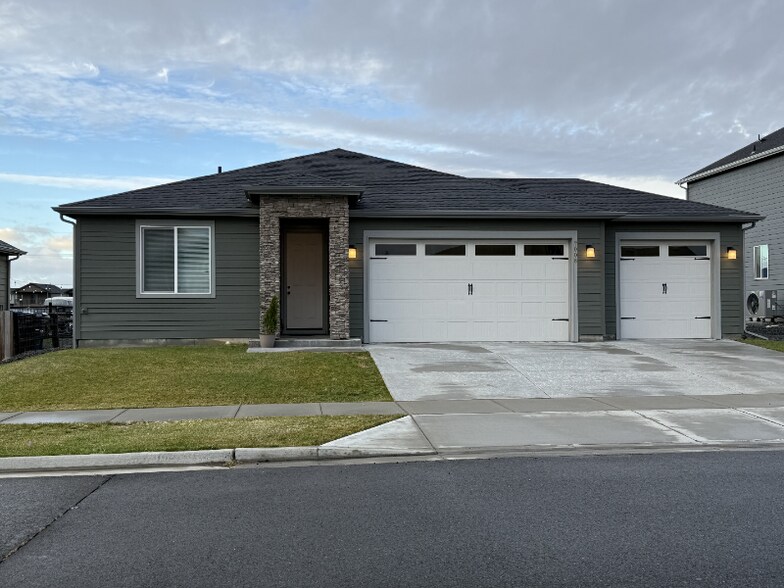 Building Photo - 9008 W Caelen Ave