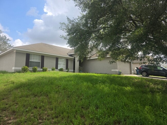 Building Photo - Large 4 bedroom 2 bath House