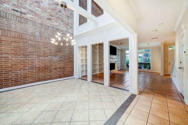 Building Photo - Large Townhome in River Oaks