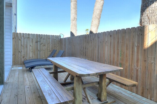 Building Photo - 527 Sand Burr Ln