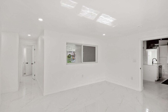 Building Photo - 1530 NW 18th Ct