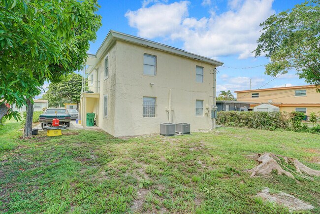 Building Photo - 1225 W 10th St