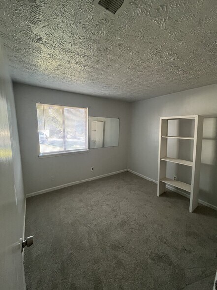 Building Photo - 1074 Sparrow Ct