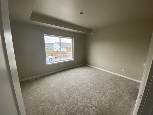 Master bedroom - 772 River Bend Ln