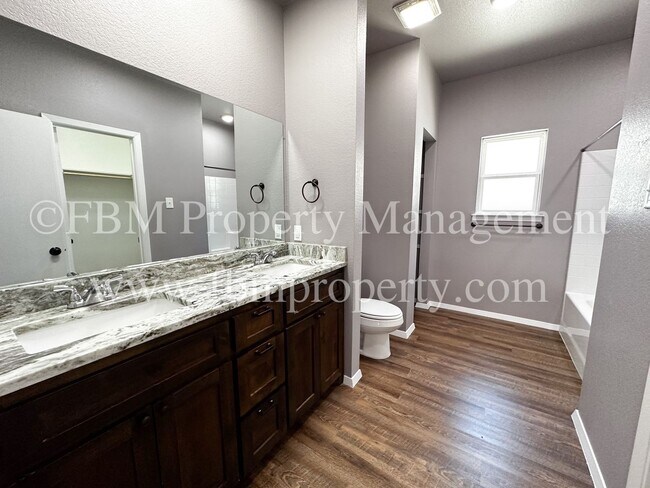 Building Photo - 427 Jannie St