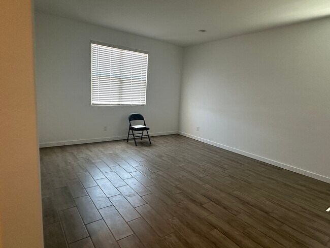 FLEX ROOM/OFFICE - 3110 N 199th Dr