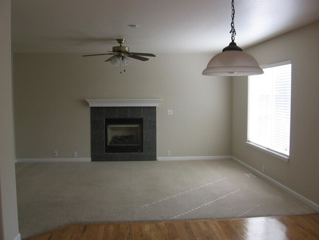 Building Photo - BRIGHT AND BEAUTIFUL 2 STORY HOME