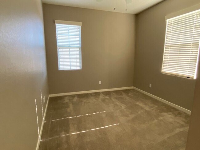 Building Photo - 2705 S Valle Verde