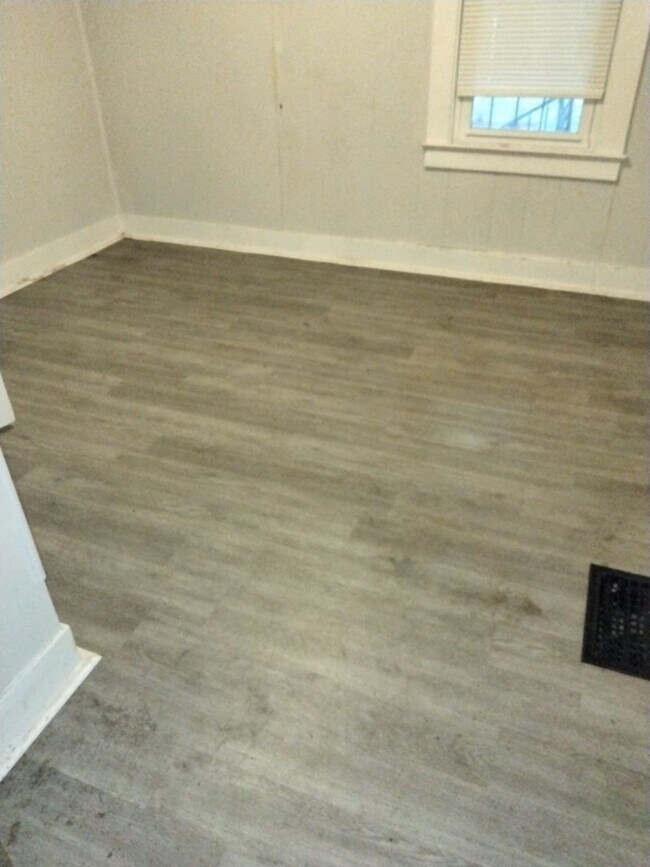 Building Photo - Sneak Preview 516 Dresden ave