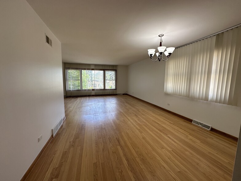 Dining Area - 1336 N Northwest Hwy