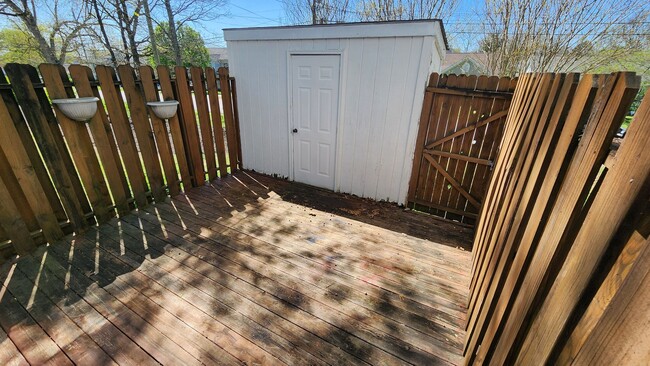 Building Photo - Updated, spacious townhome close to the in...