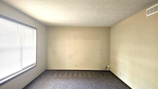 Building Photo - Massive 4 bed 2 bath home for rent