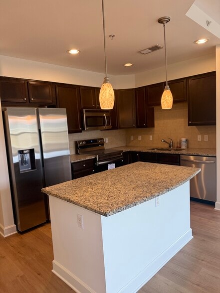 Building Photo - 200 River Vista Dr