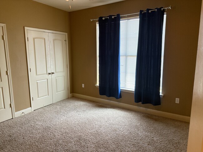 Building Photo - 43215 Creek Cir