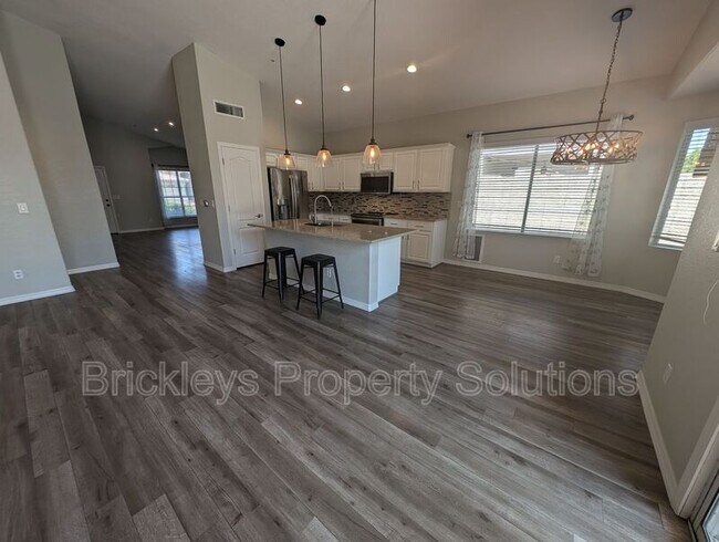 Building Photo - 9213 E Wood Dr