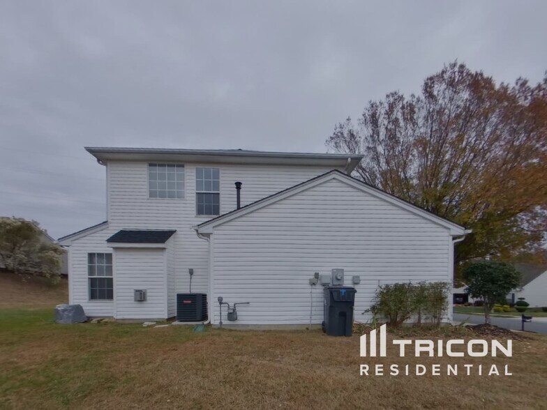 Building Photo - 8605 Appledale Dr