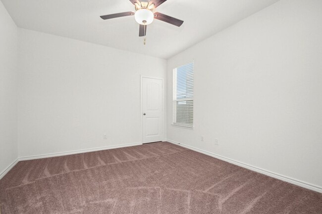 Building Photo - 4 bedroom with office and loft just South San Antonio