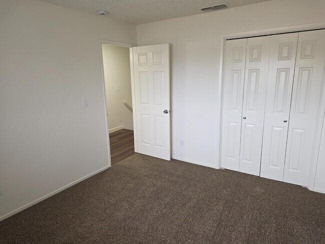 Building Photo - 923 Minnewawa Ave