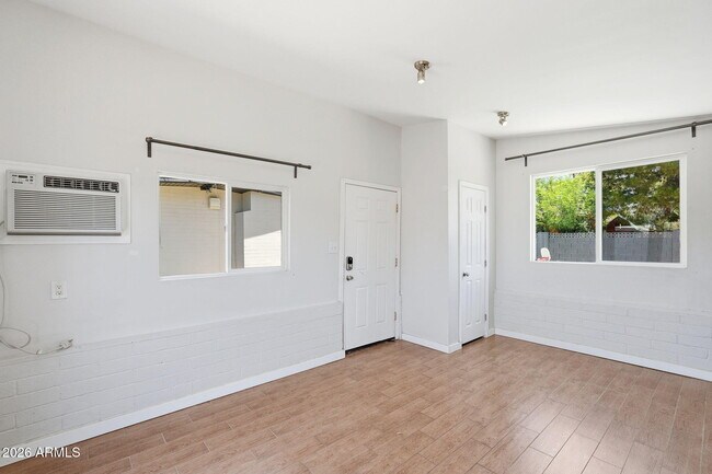 Building Photo - 1609 E Gaylon Dr