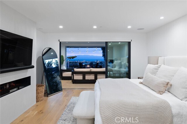 Building Photo - 807 N Paulina Ave