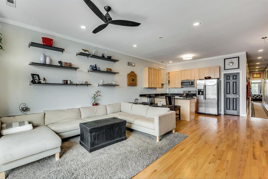 Building Photo - 2740 W Belmont Ave