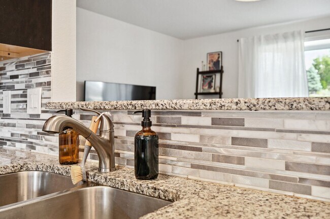 Building Photo - Amazing Arvada Upstairs Duplex Available Now!