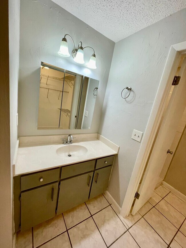 Building Photo - 827 Long Meadow Ct