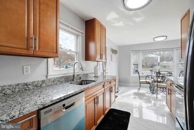 Building Photo - 900 E Tantallon Dr