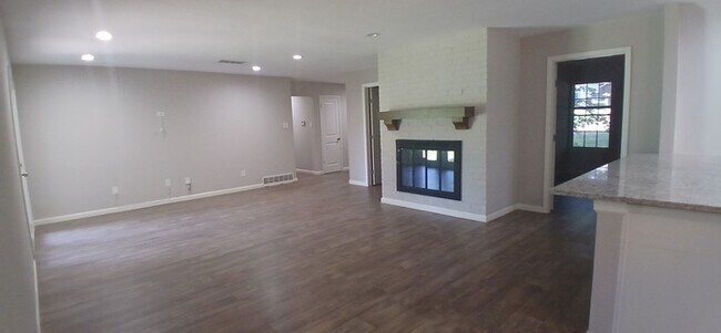 Building Photo - Beautiful 7 beds 3 baths in Ryanwood!