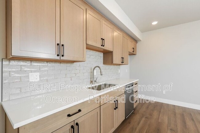 Building Photo - 2659 NE Justus Ave