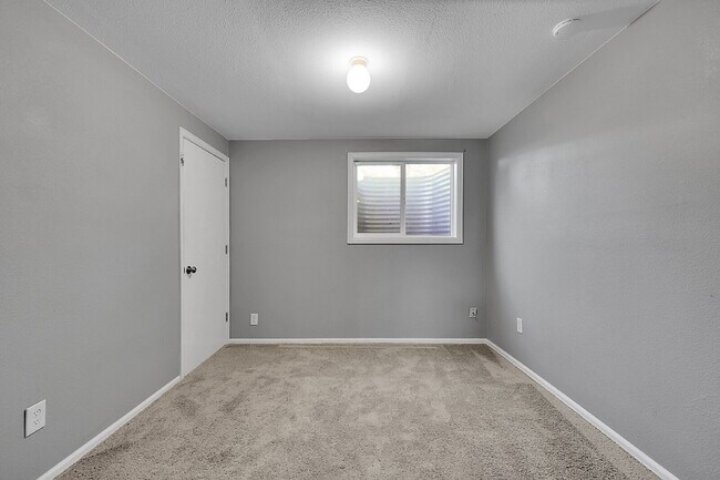Building Photo - $2,295 - 4 Bed, 2 Bath Home in CO Springs ...