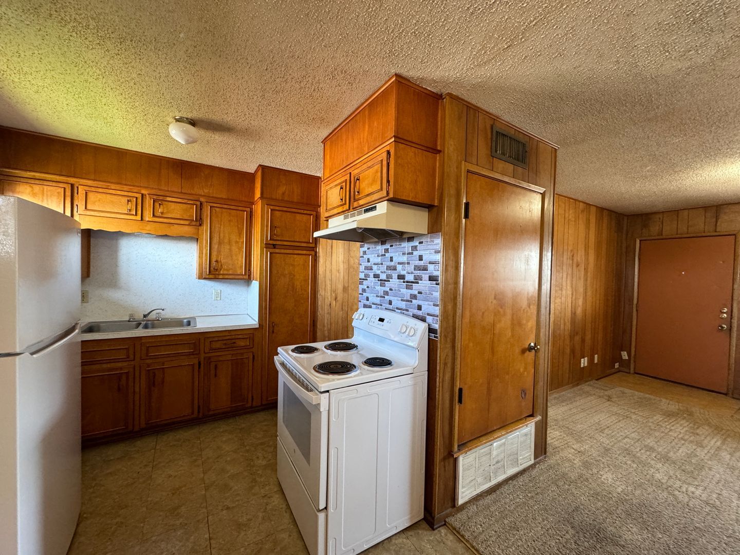 Building Photo - 805 W Hallmark Ave