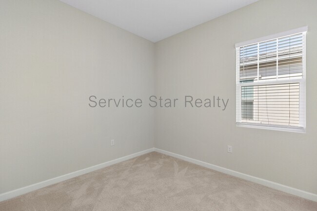 Building Photo - 5062 E Hartford Ave